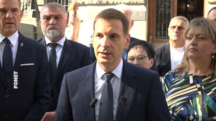 Pad režima neminovan